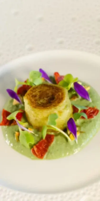 Una composición de alta cocina con vegetales y flores comestibles.